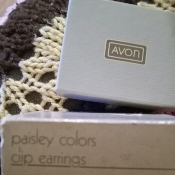 Vintage 1986 clip on earrings named paisley colors dated with sleeve and box - Picture 6 of 8